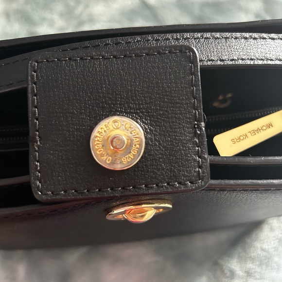 Michael Kors Medium sized Shoulder Bag - Picture 6 of 8